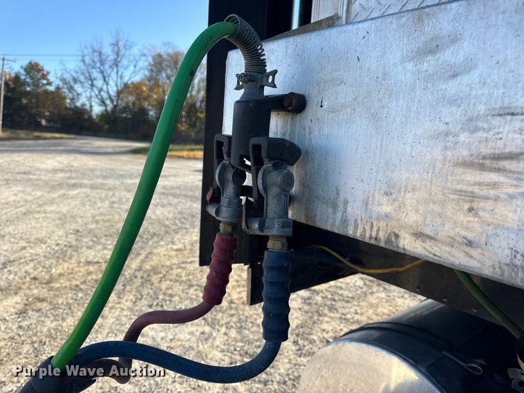 image for item DW6673 2006 International 9900i semi truck