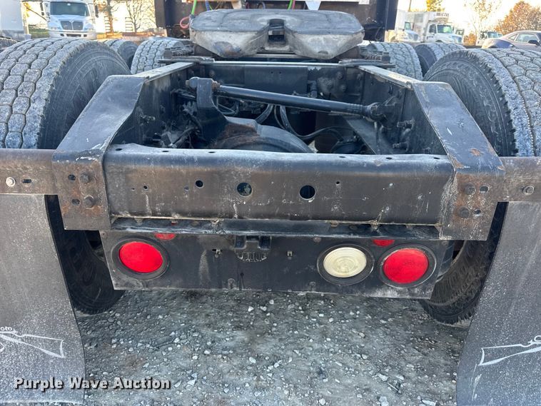 image for item DW6673 2006 International 9900i semi truck