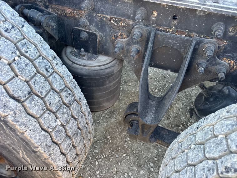 image for item DW6673 2006 International 9900i semi truck