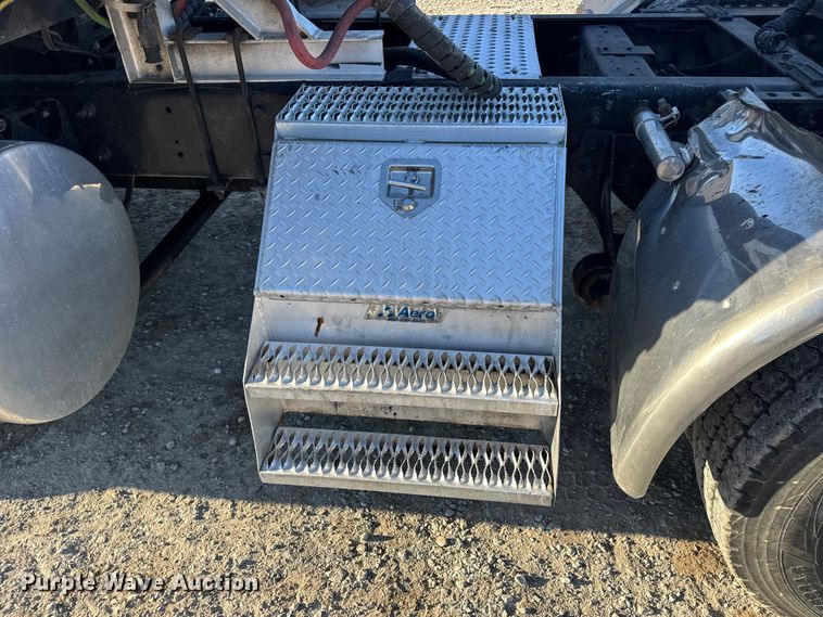 image for item DW6673 2006 International 9900i semi truck