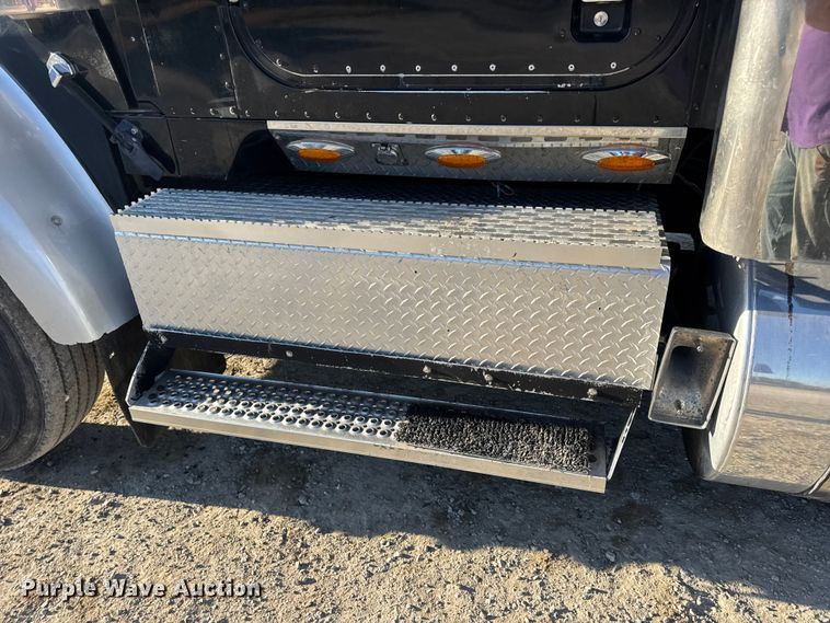 image for item DW6673 2006 International 9900i semi truck