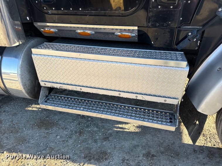 image for item DW6673 2006 International 9900i semi truck