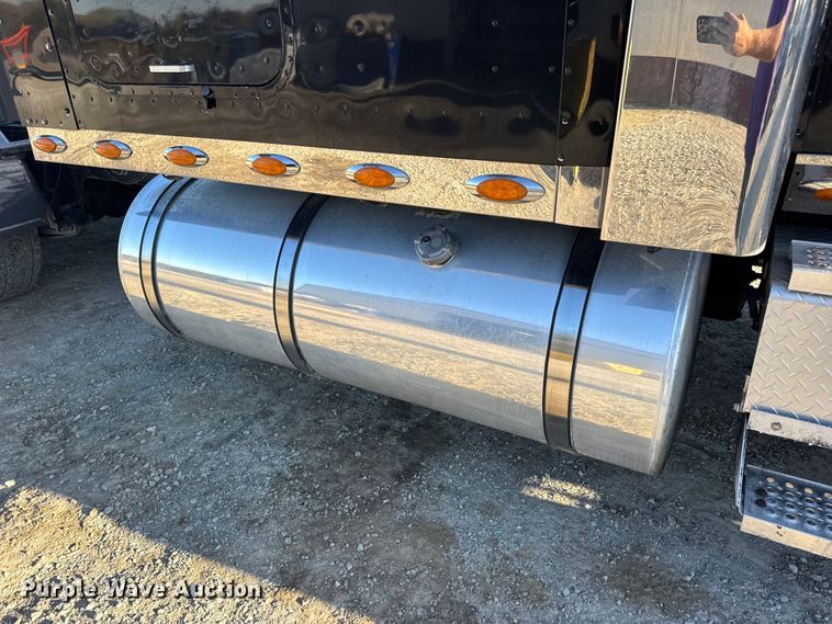 image for item DW6673 2006 International 9900i semi truck