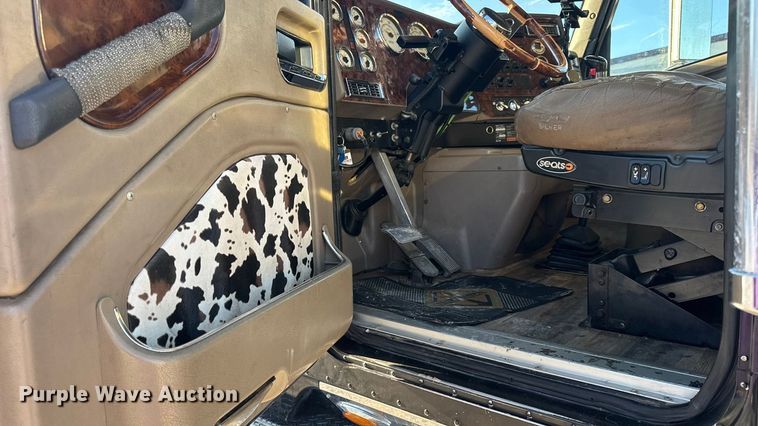 image for item DW6673 2006 International 9900i semi truck