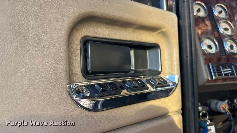 image for item DW6673 2006 International 9900i semi truck