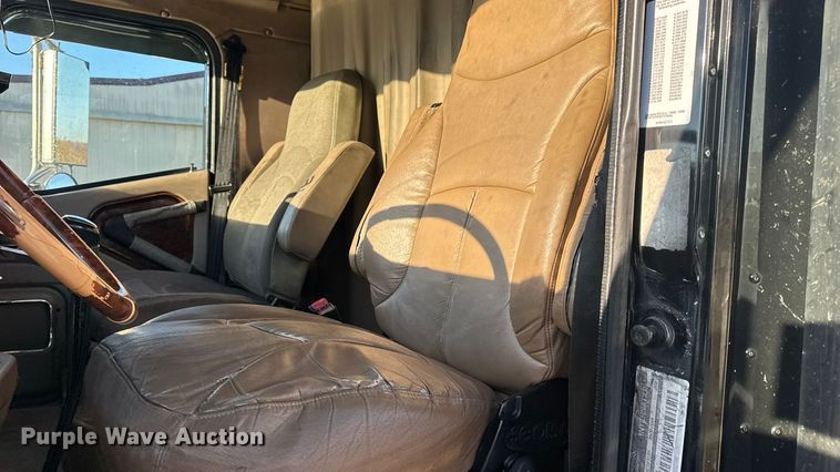 image for item DW6673 2006 International 9900i semi truck