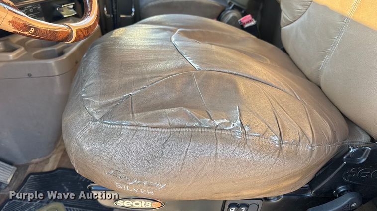 image for item DW6673 2006 International 9900i semi truck