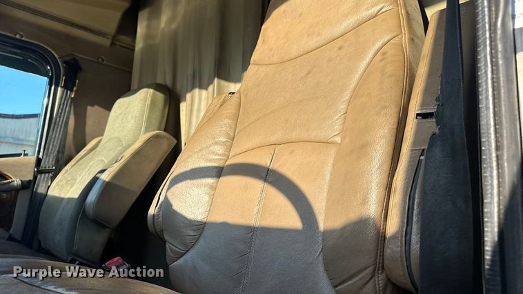 image for item DW6673 2006 International 9900i semi truck