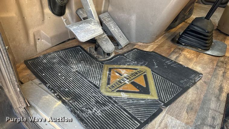 image for item DW6673 2006 International 9900i semi truck