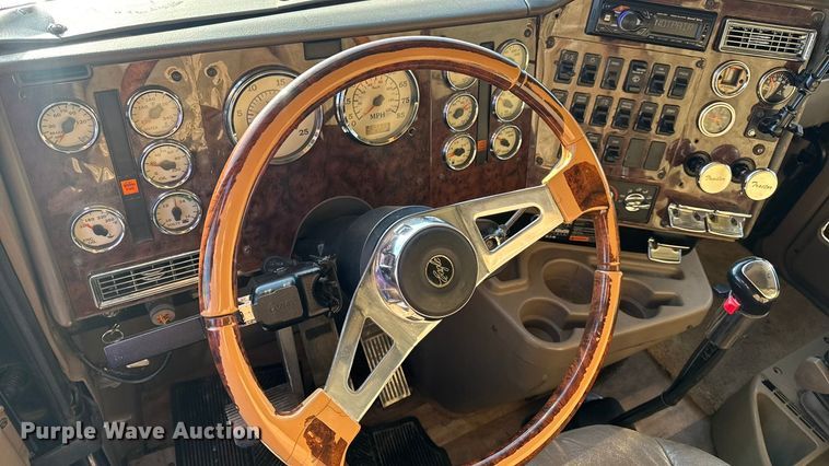 image for item DW6673 2006 International 9900i semi truck