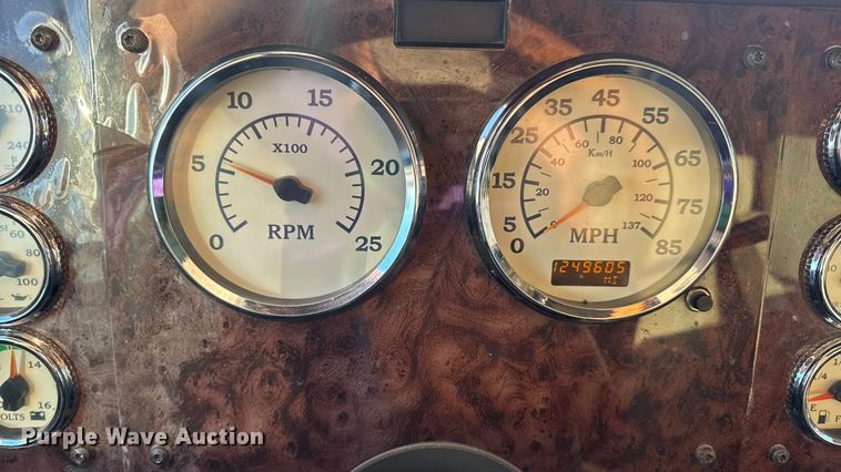 image for item DW6673 2006 International 9900i semi truck