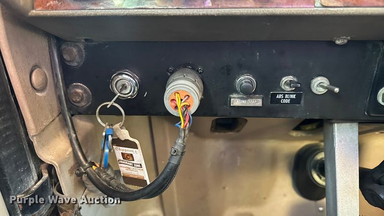 image for item DW6673 2006 International 9900i semi truck