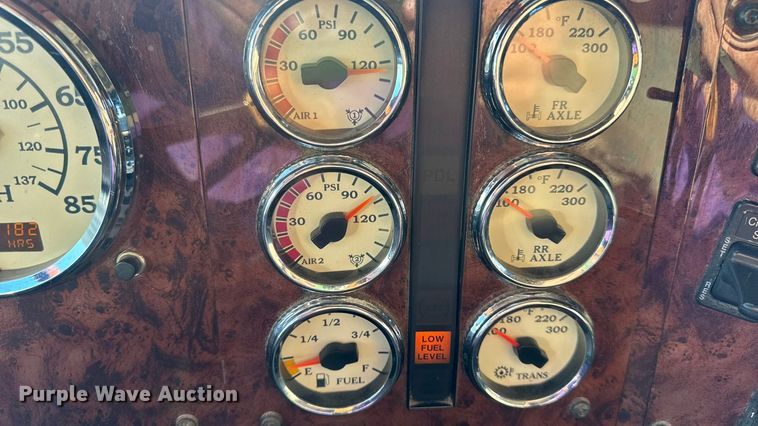 image for item DW6673 2006 International 9900i semi truck