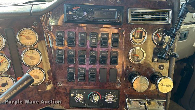 image for item DW6673 2006 International 9900i semi truck