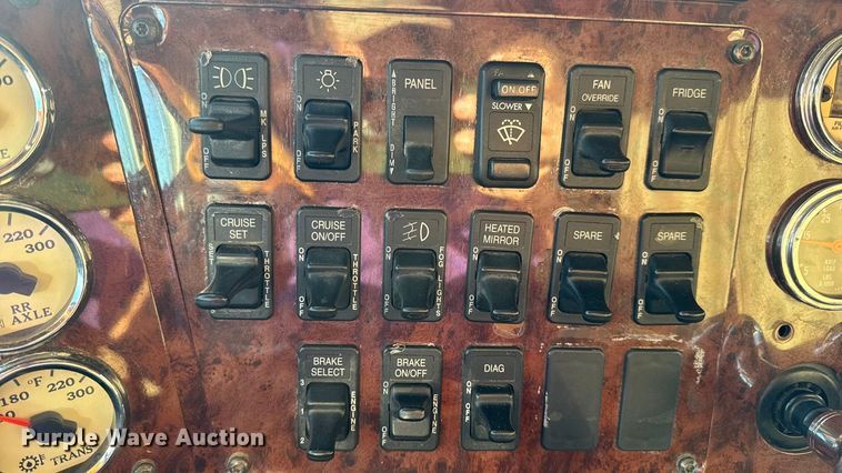 image for item DW6673 2006 International 9900i semi truck