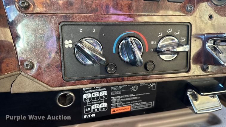 image for item DW6673 2006 International 9900i semi truck