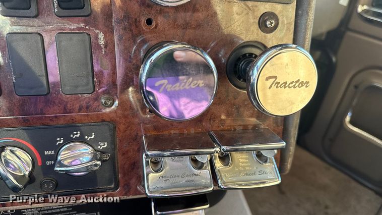 image for item DW6673 2006 International 9900i semi truck