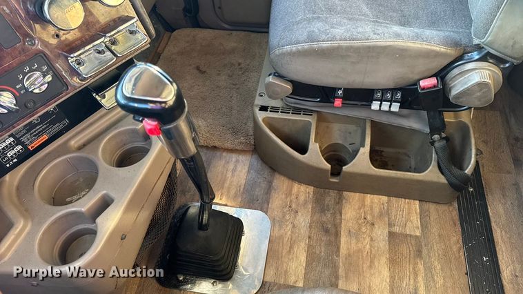 image for item DW6673 2006 International 9900i semi truck