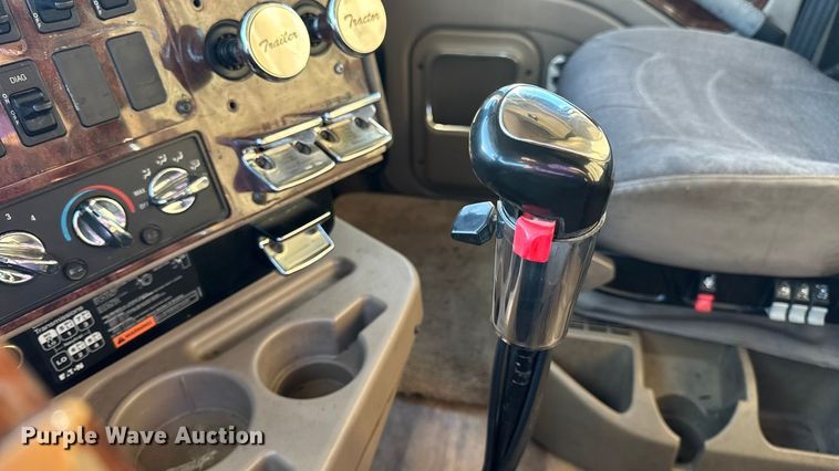 image for item DW6673 2006 International 9900i semi truck