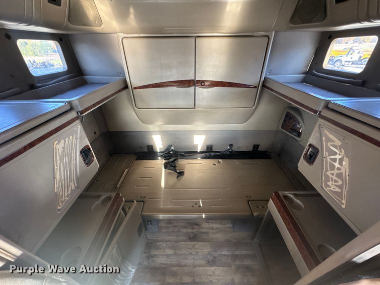 image for item DW6673 2006 International 9900i semi truck