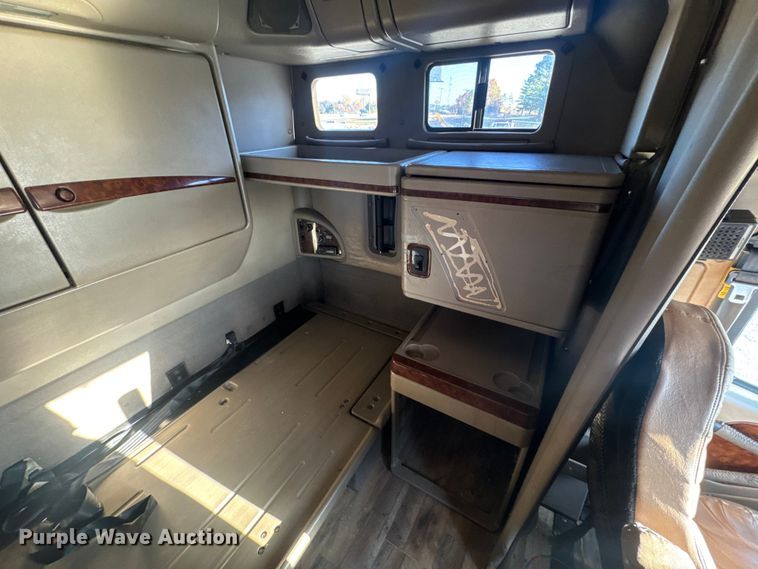 image for item DW6673 2006 International 9900i semi truck