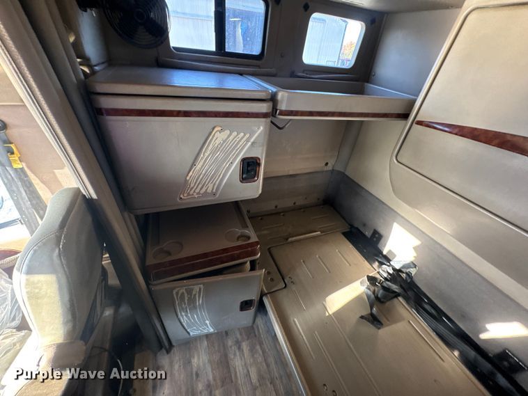 image for item DW6673 2006 International 9900i semi truck