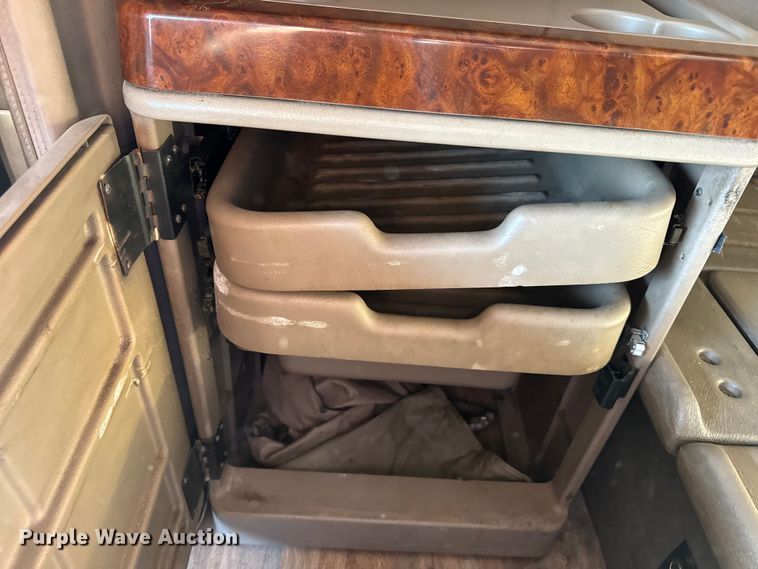 image for item DW6673 2006 International 9900i semi truck