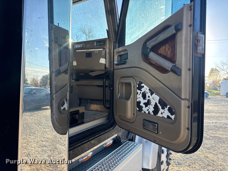 image for item DW6673 2006 International 9900i semi truck