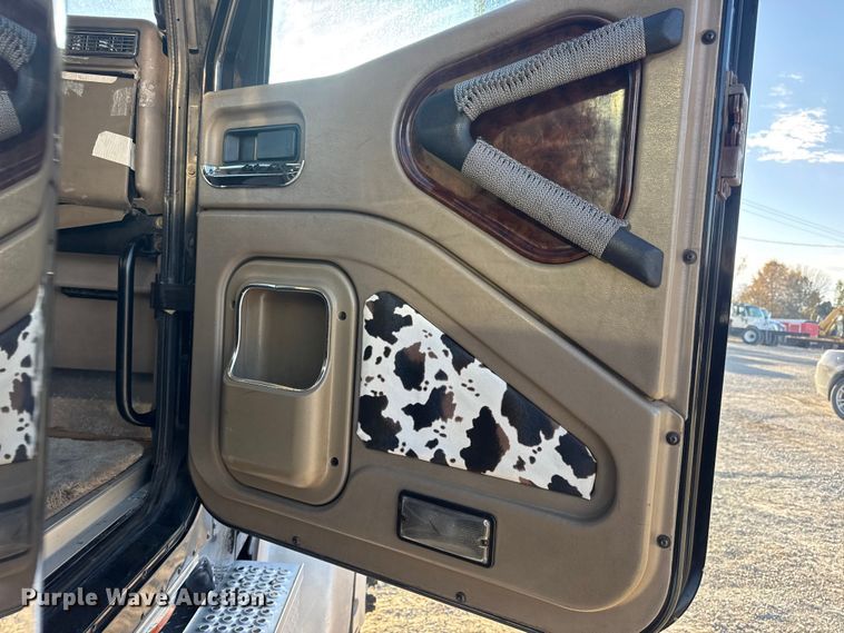 image for item DW6673 2006 International 9900i semi truck