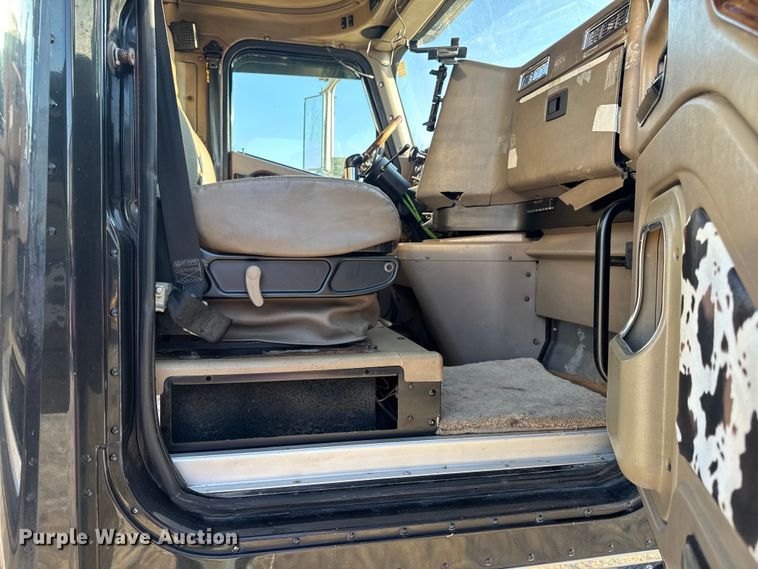 image for item DW6673 2006 International 9900i semi truck