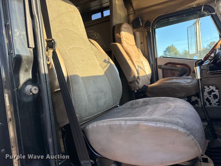 image for item DW6673 2006 International 9900i semi truck