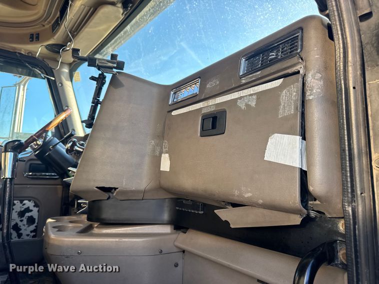 image for item DW6673 2006 International 9900i semi truck