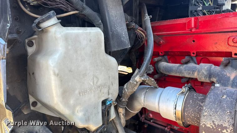 image for item DW6673 2006 International 9900i semi truck