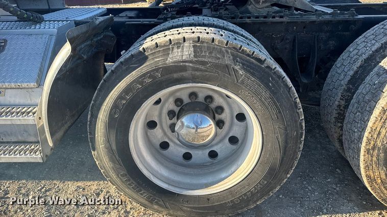 image for item DW6673 2006 International 9900i semi truck