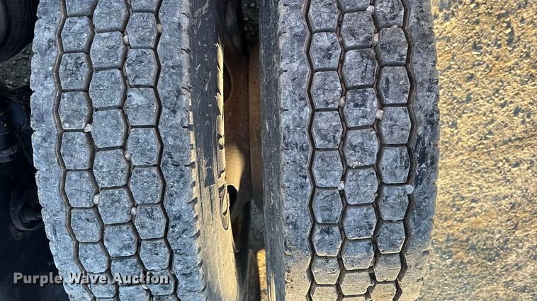 image for item DW6673 2006 International 9900i semi truck