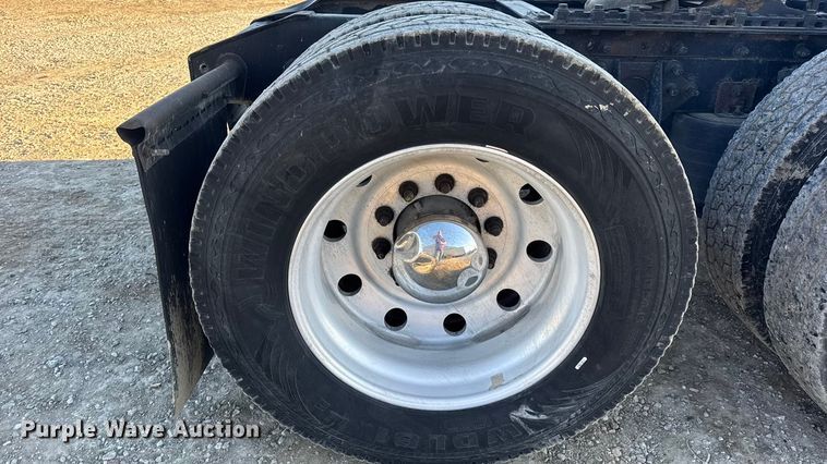 image for item DW6673 2006 International 9900i semi truck