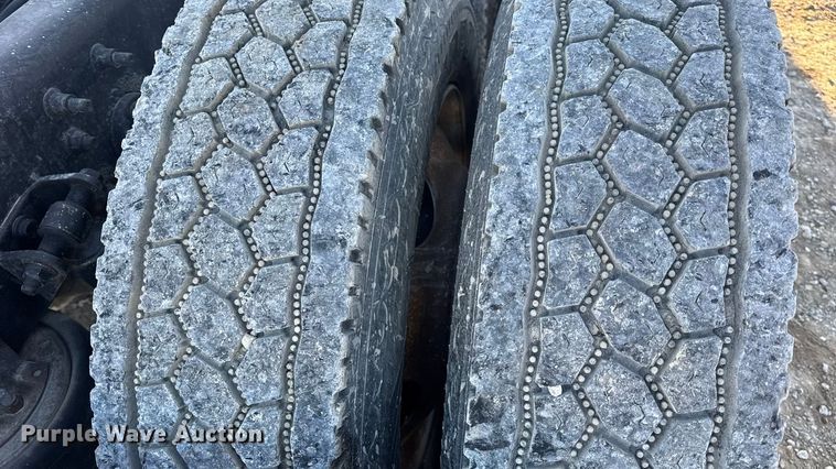 image for item DW6673 2006 International 9900i semi truck