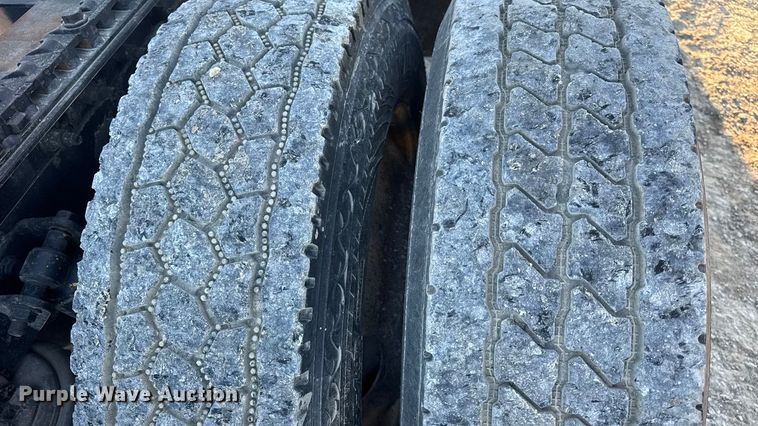 image for item DW6673 2006 International 9900i semi truck