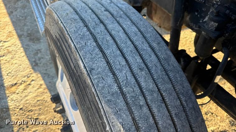 image for item DW6673 2006 International 9900i semi truck