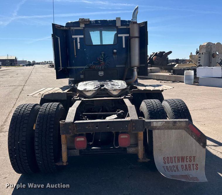 image for item DW6752 2002 International 9400i semi truck