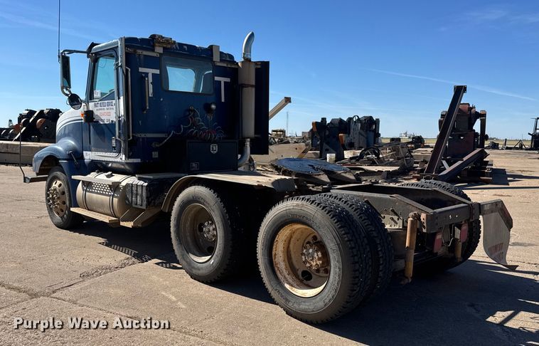 image for item DW6752 2002 International 9400i semi truck