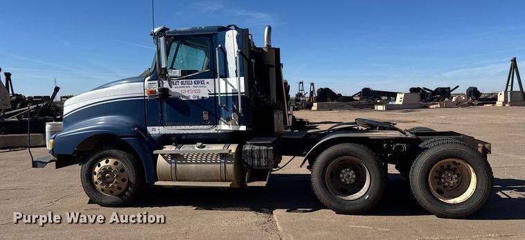 image for item DW6752 2002 International 9400i semi truck