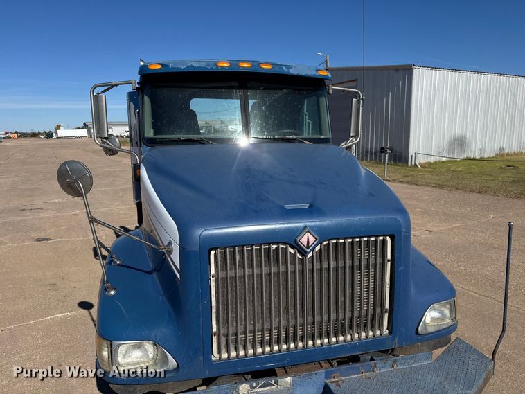 image for item DW6752 2002 International 9400i semi truck