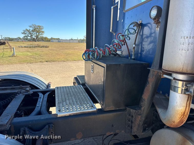 image for item DW6752 2002 International 9400i semi truck