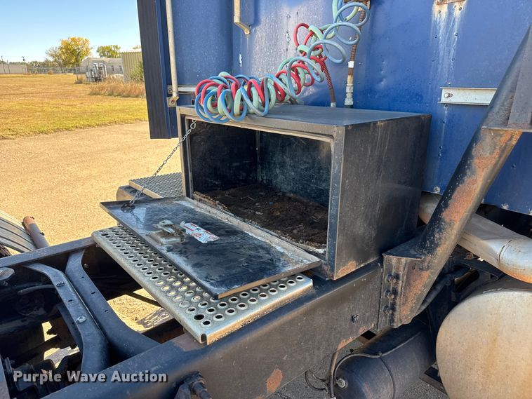 image for item DW6752 2002 International 9400i semi truck