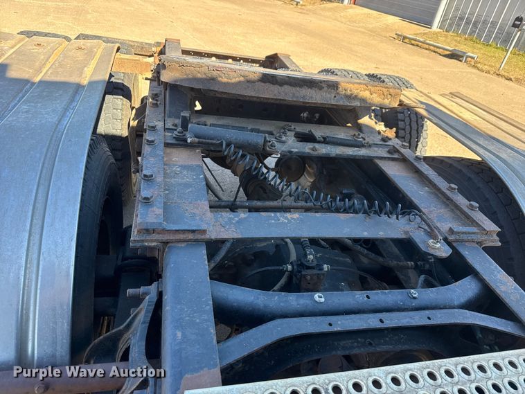 image for item DW6752 2002 International 9400i semi truck