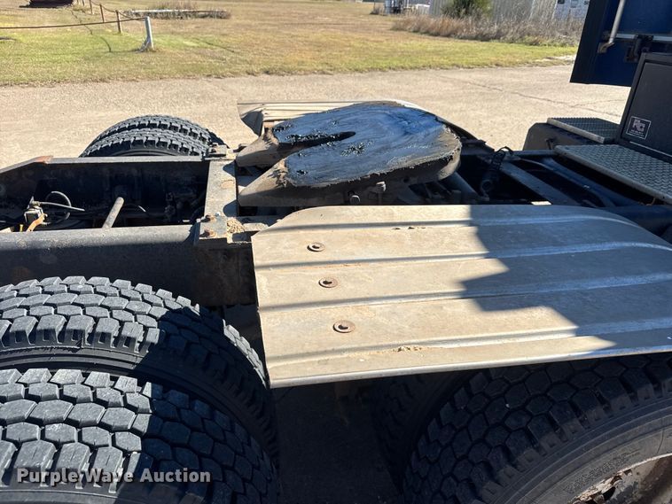 image for item DW6752 2002 International 9400i semi truck