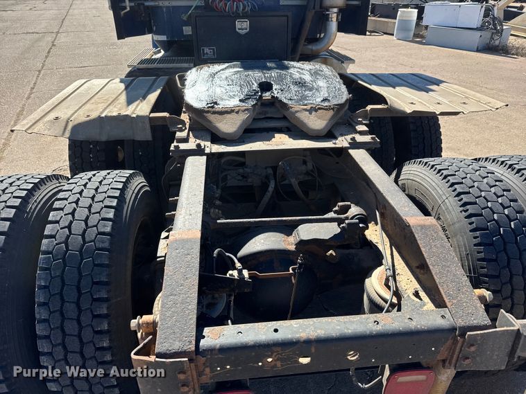 image for item DW6752 2002 International 9400i semi truck