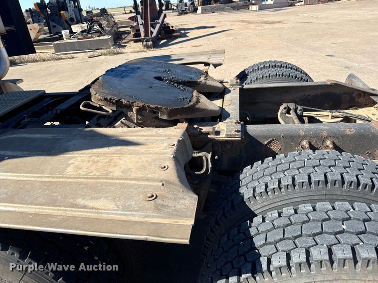 image for item DW6752 2002 International 9400i semi truck