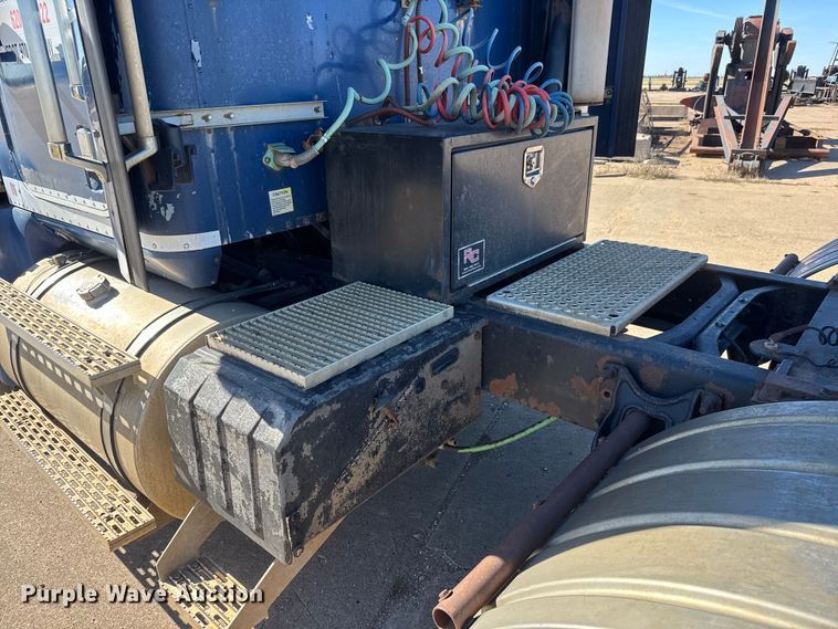 image for item DW6752 2002 International 9400i semi truck